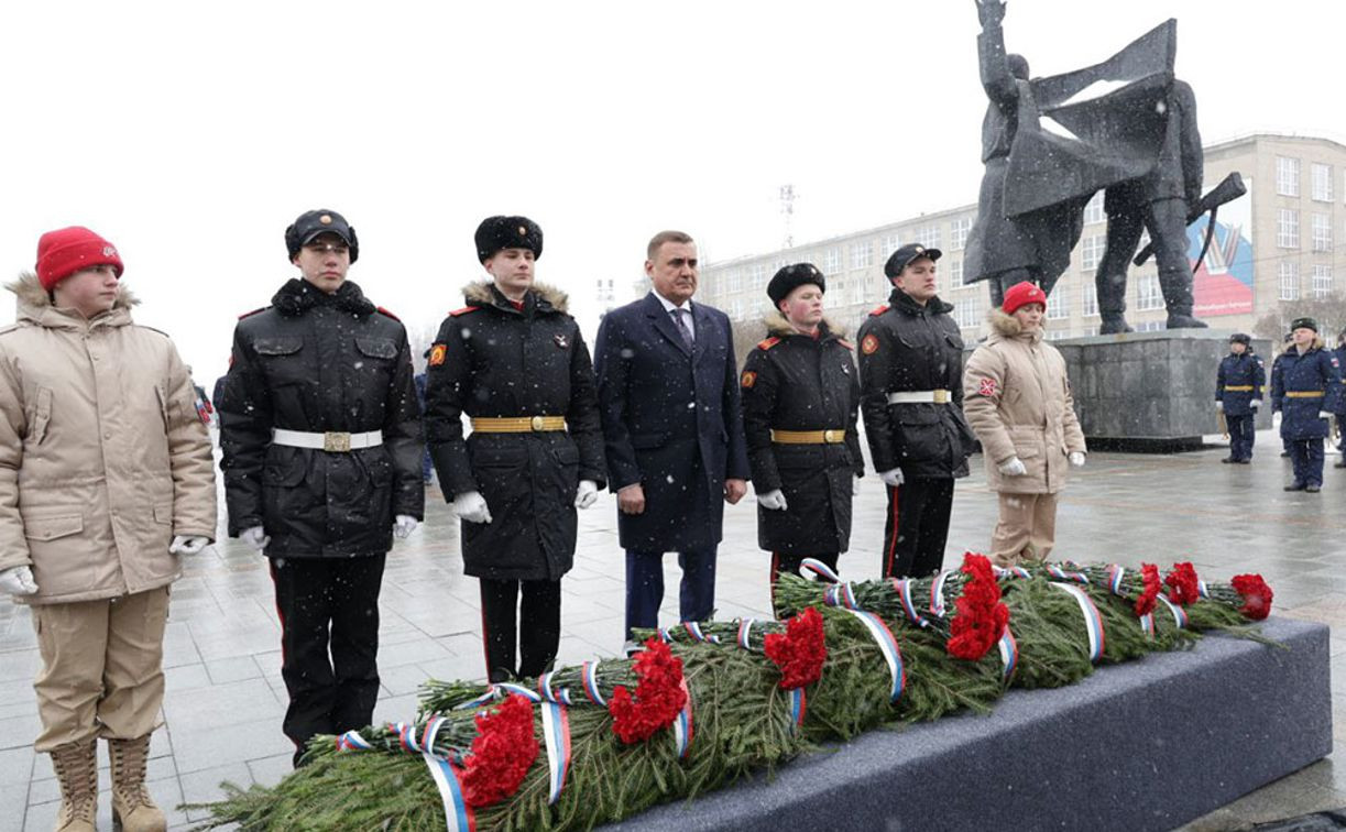 Алексей Дюмин возложил цветы к Вечному огню на площади Победы в Туле