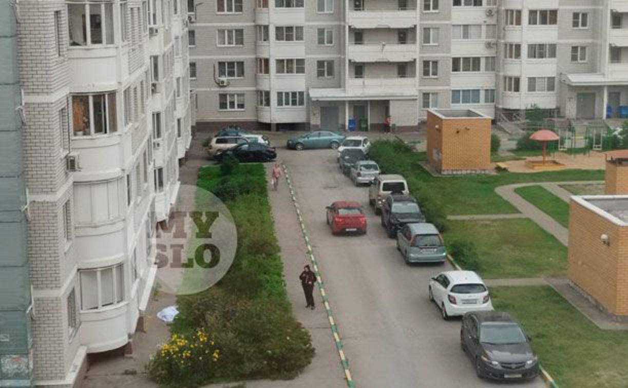 Девушка выпала из окна высотки на ул. Пузакова и разбилась: суд оставил обвиняемого в убийстве под стражей
