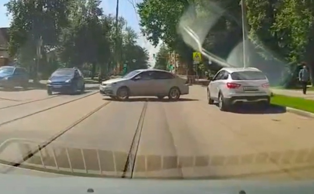 На ул. Николая Руднева водитель совершил абсолютно нелогичный маневр