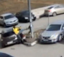 В Туле мотоциклист во дворе дома едва не сбил ребенка: запись с камеры видеонаблюдения