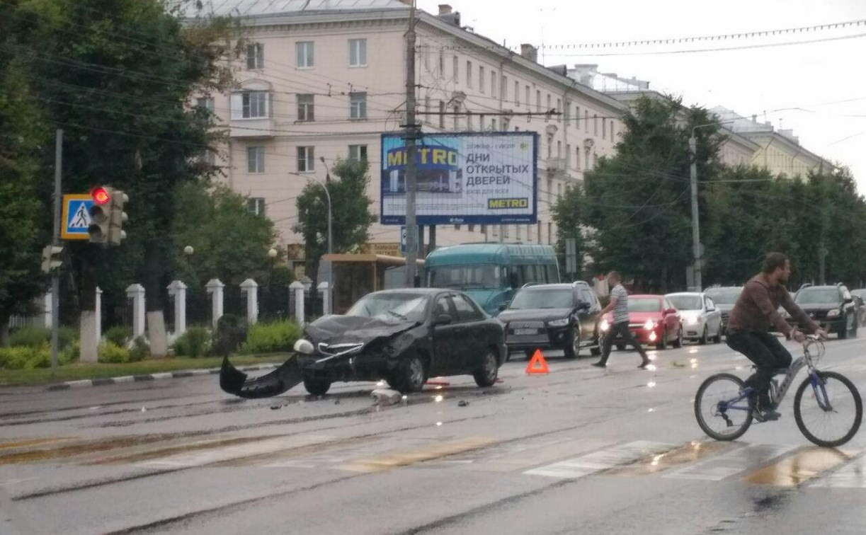 В Туле на проспекте Ленина столкнулись Daewoo Nexia и Chevrolet Lanos