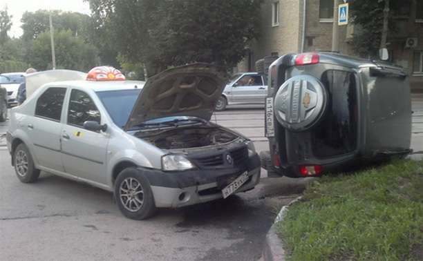 В Туле в результате аварии перевернулся автомобиль