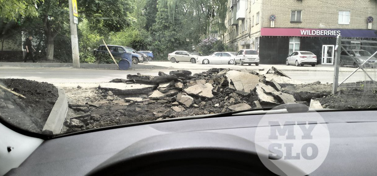 Житель Щекино: «Дорожные рабочие заблокировали выезд из двора и ушли на обед»