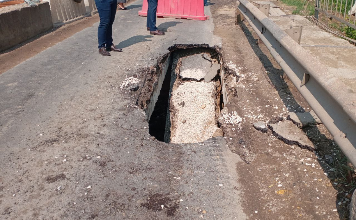 Движение по мосту в Хрущево ограничили из-за обрушения