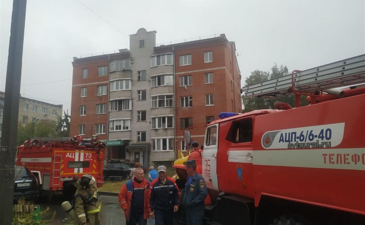 Во время пожара в Суворове спасатели вывели из дома 5 человек