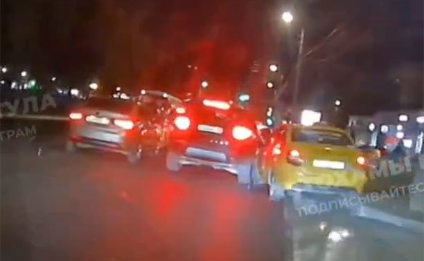 В Туле слишком самоуверенный таксист устроил ДТП