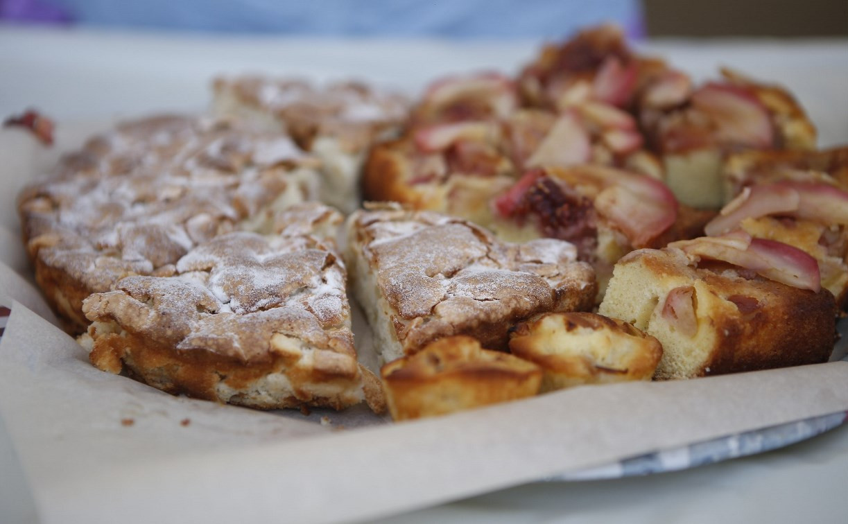 На площади Ленина проходит благотворительный фестиваль яблочных пирогов