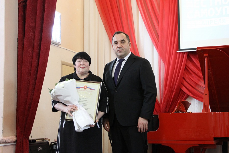 Андрей Дубровский высадил «Сад памяти» и поздравил депутатов в Богородицке