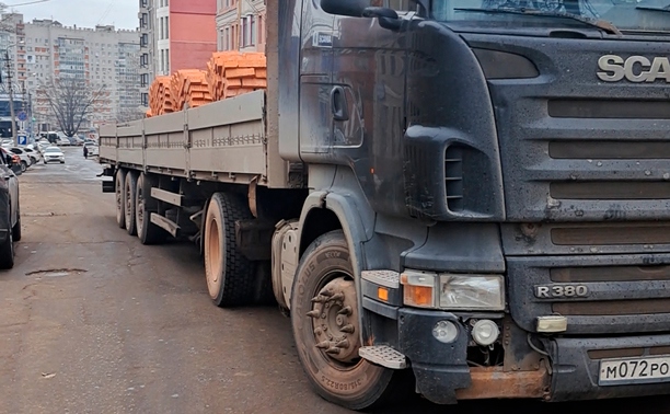 На ул. С. Перовской большегруз перегородил проезд