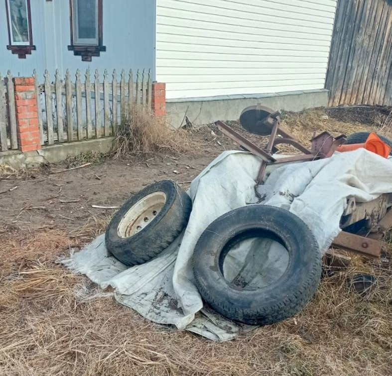 Приставы заставили туляка расчистить участок от старых шин, мусора и навоза 