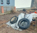 Приставы заставили туляка расчистить участок от старых шин, мусора и навоза 