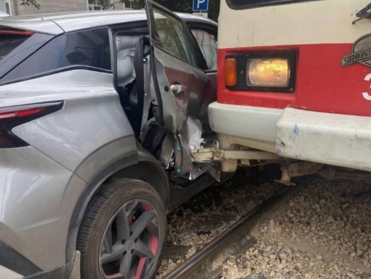 На Станиславского водитель уверенно заехал под трамвай: видео