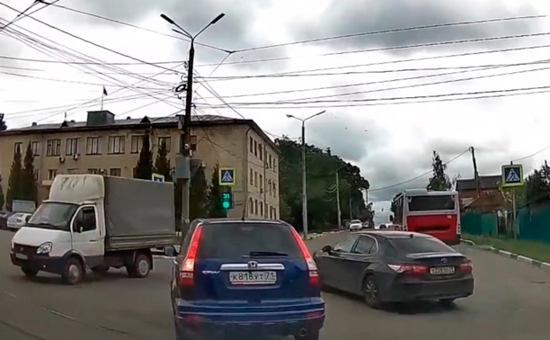 На ул. Колетвинова водитель Toyota не вытерпел очереди на поворот