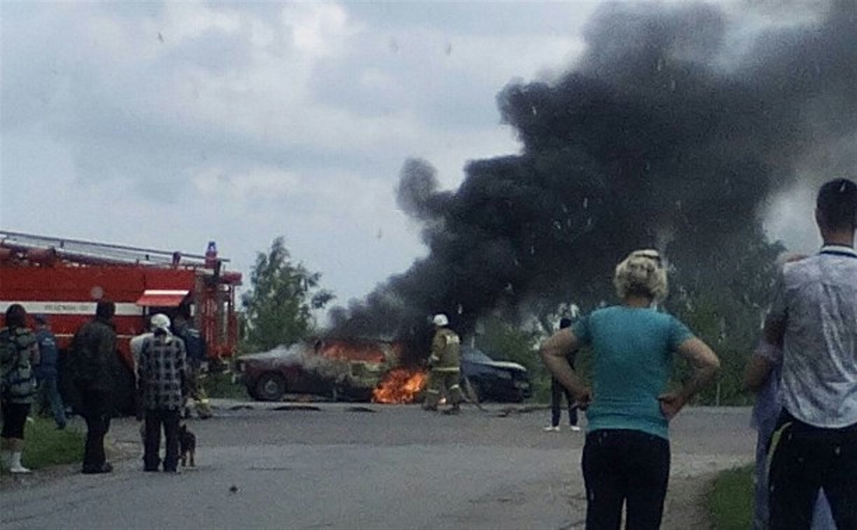На Новомосковском шоссе столкнулись и загорелись два автомобиля