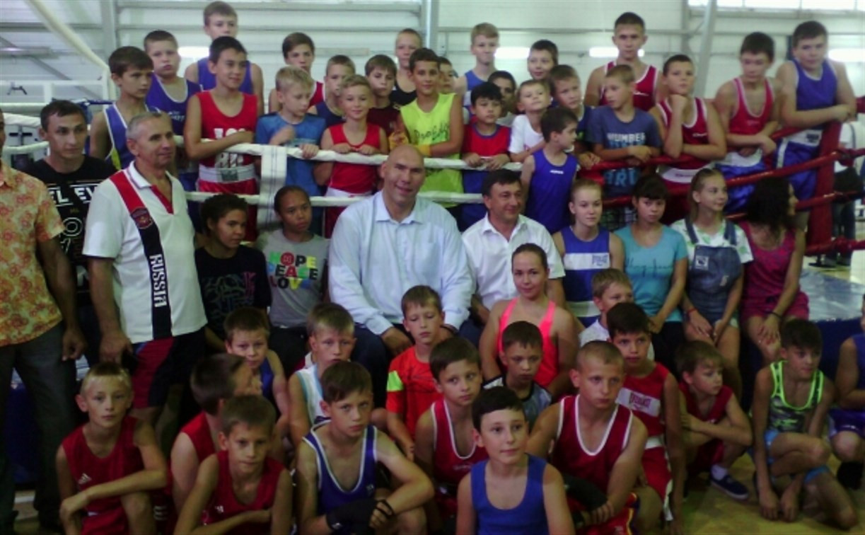 Николай Валуев провел мастер-класс по боксу в Туле