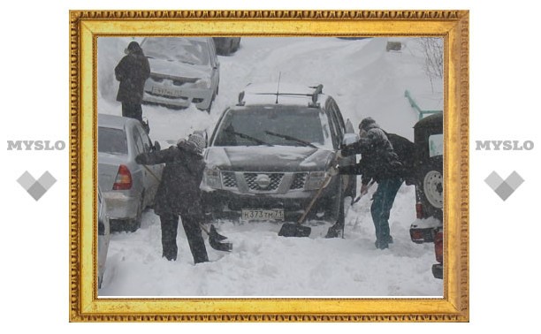 Снегопад в Тульской области: во дворах застревают даже джипы!