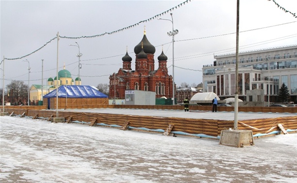В Туле снова залили каток на площади Ленина