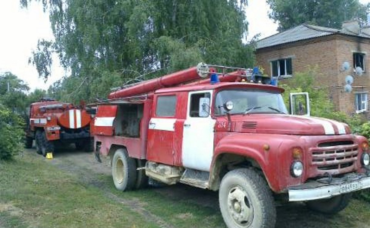 В Воловском районе пожарные спасли из горящего дома женщину с ребёнком