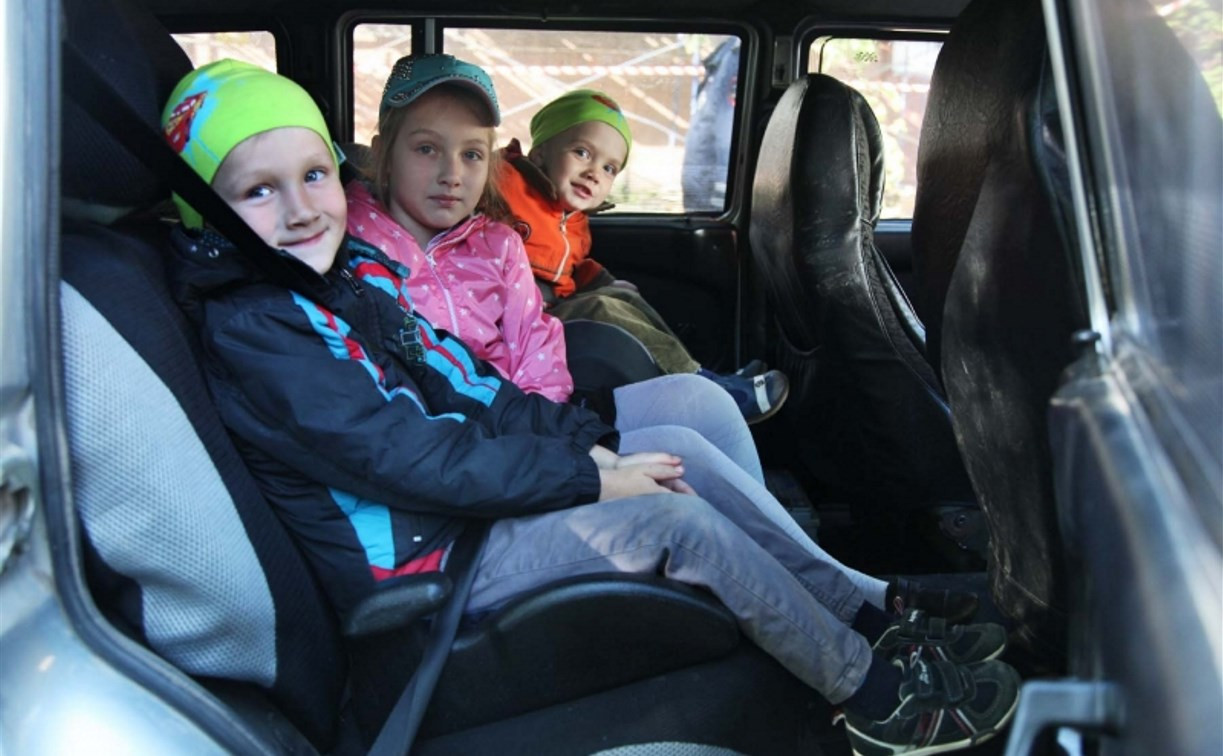 Рейд ГИБДД: за перевозку детей в автокреслах водители получили подарки
