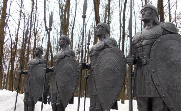 В Детском парке Новомосковска появилась скульптурная композиция из шести богатырей 