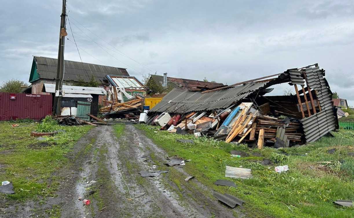 Снёс постройку, повредил автомобиль и дом: на Тульскую область обрушился ураган