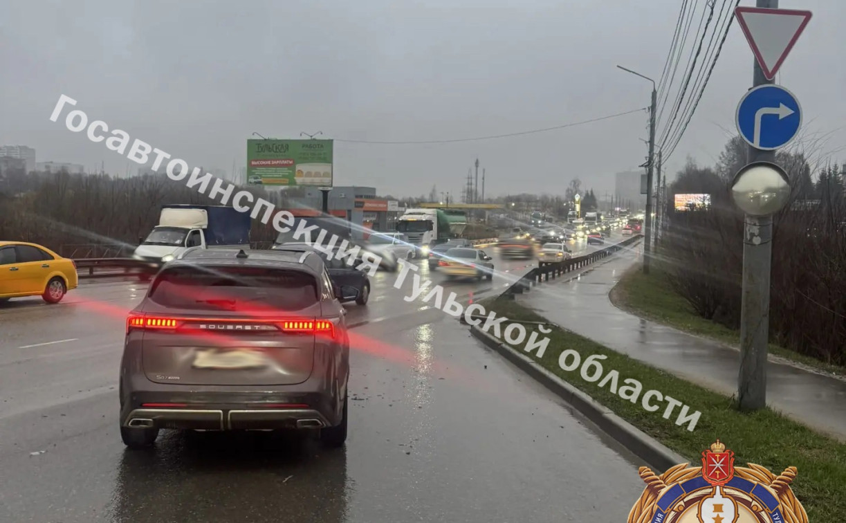 В Туле автоледи на китайском кроссовере въехала в стоящий автомобиль на Рязанской