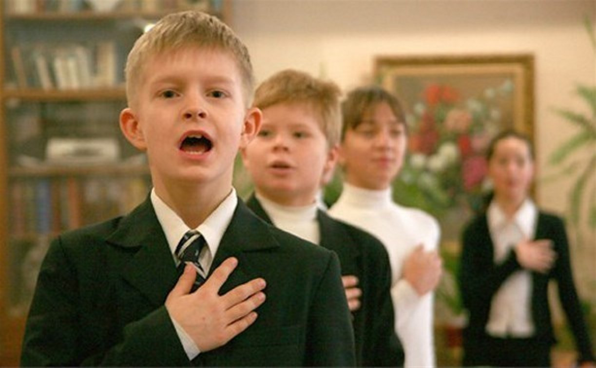 Школьники не будут еженедельно петь гимн