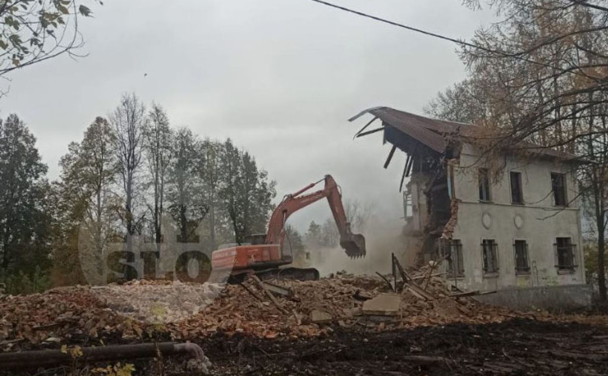 В Киреевском районе сносят заброшенную стоматологическую поликлинику