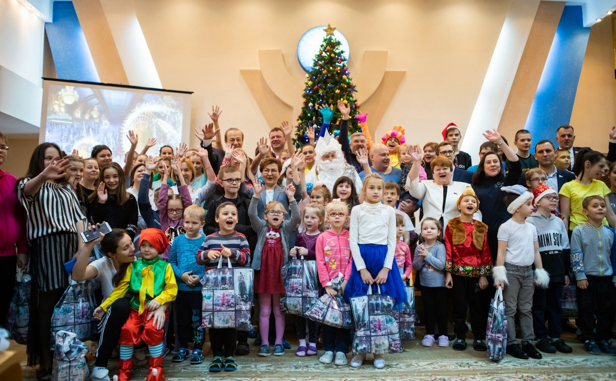 В Новый год с хорошим настроением: областные депутаты провели большой праздник для детей