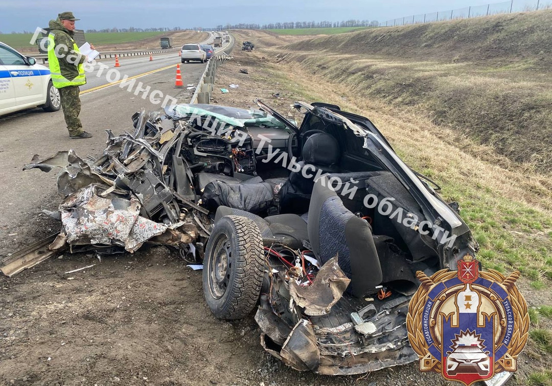 Под Тулой КамАЗ протаранил Lada на обочине: два человека погибли, еще двое пострадали 