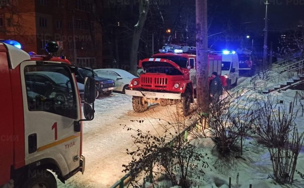 Хоккеисты «Академии Михайлова» спасли людей из горящего дома на улице Руднева в Туле 