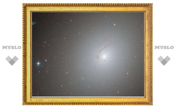 Телескоп "Хаббл" обнаружил галактику-крючок