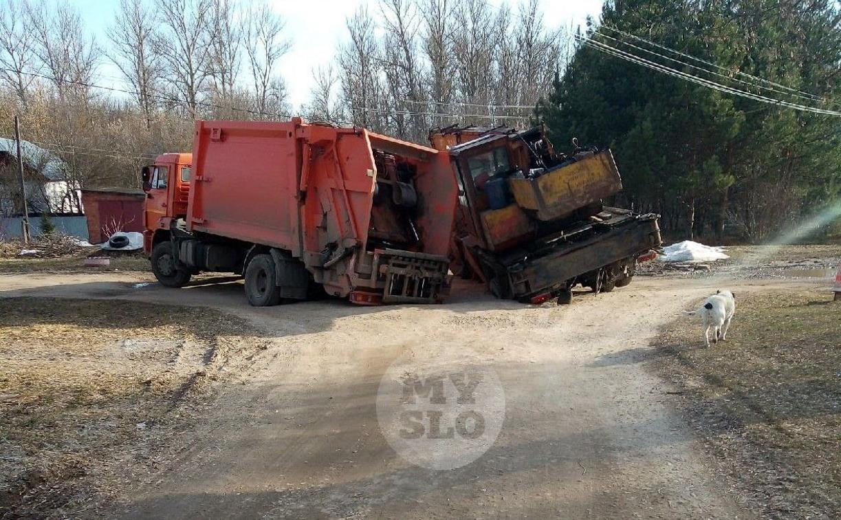 В яму на дороге на ул. Грибоедова провалились мусоровоз и автокран