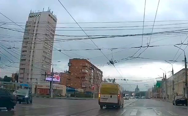 На ул. Советской водитель маршрутки лихо пролетел на красный