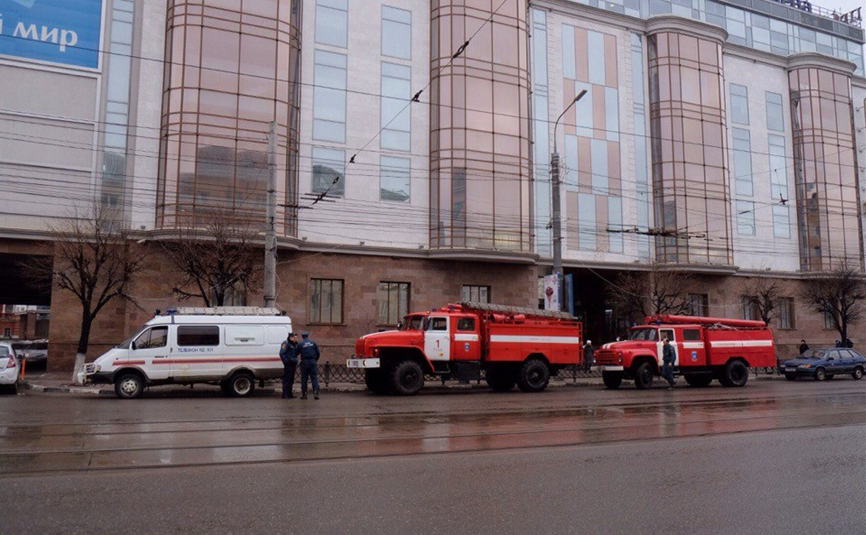 В «Гостиный двор» подъехали несколько пожарных машин