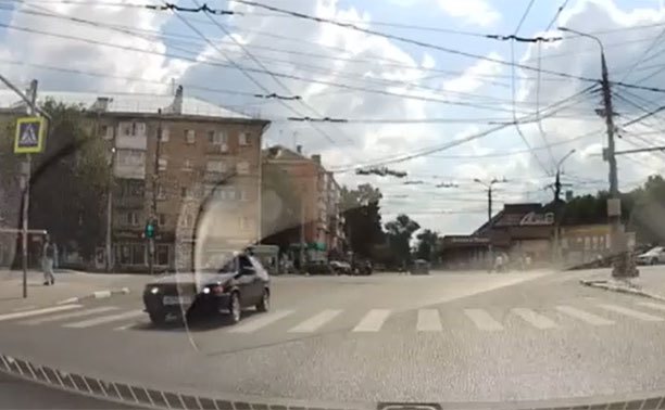 На пр. Ленина водитель открыл новый способ проезда перекрестка