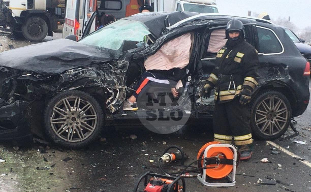 На трассе М-2 в Туле столкнулись самосвал и внедорожник