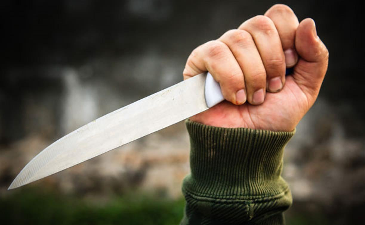 В Туле 19-летний парень напал с ножом на полицейского