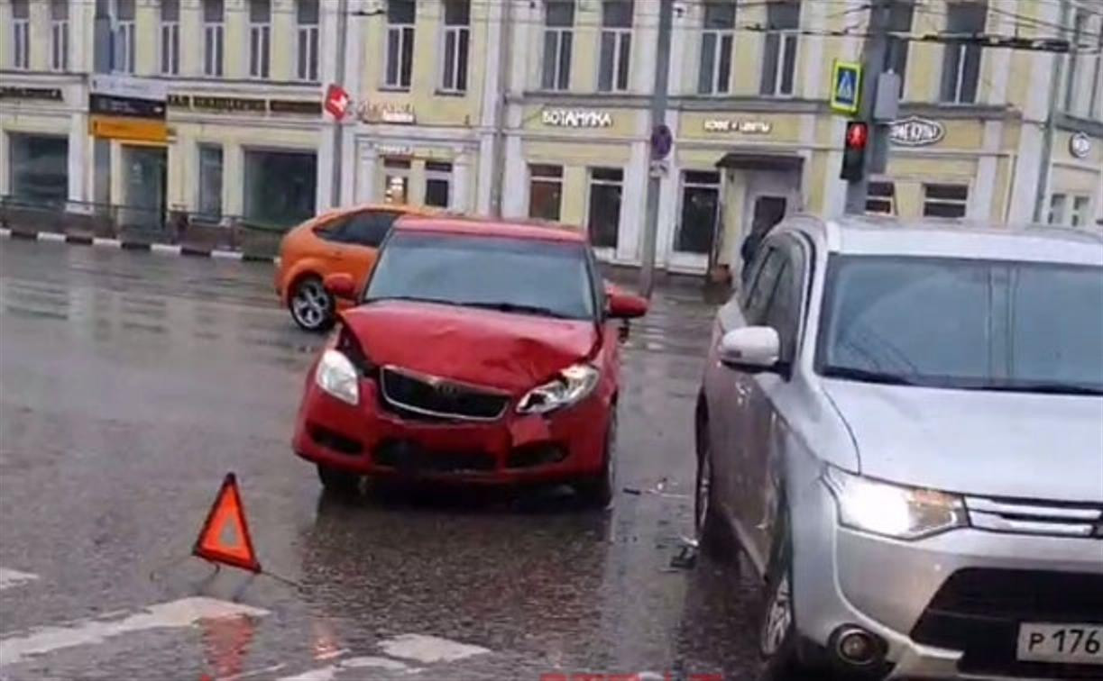 На ул. Советской в Туле столкнулись Škoda и Mitsubishi