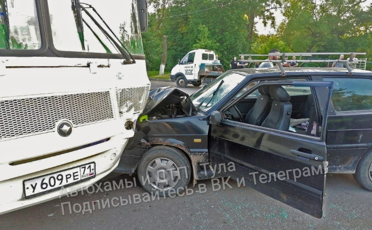 В Алексине пьяный водитель насмерть сбил пешехода и влетел в автобус