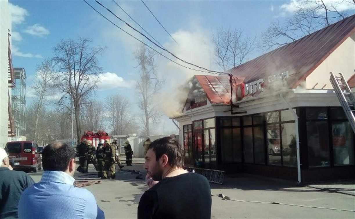 На проспекте Ленина загорелся магазин «Пизаста»