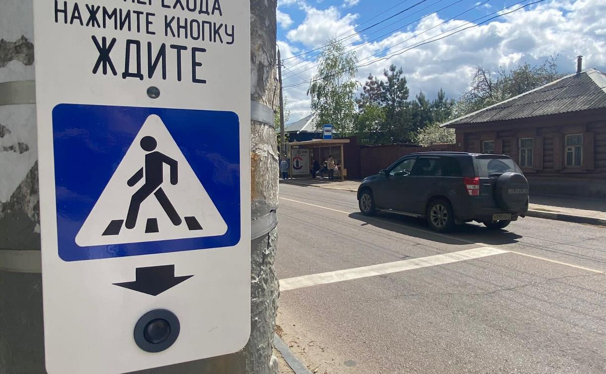 Два светофора на улицах Луначарского и Металлургов в Туле оборудовали кнопками для пешеходов