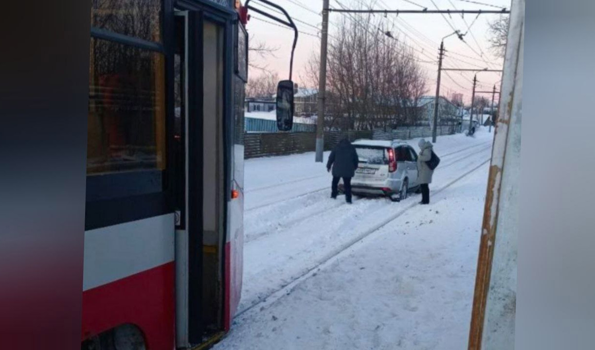 В Мясново очередной водитель пытался покорить трамвайные пути
