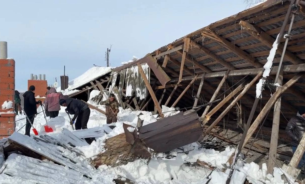 В Донском под тяжестью снега рухнула крыша дома на Молодцова