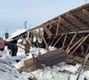 В Донском под тяжестью снега рухнула крыша дома на Молодцова