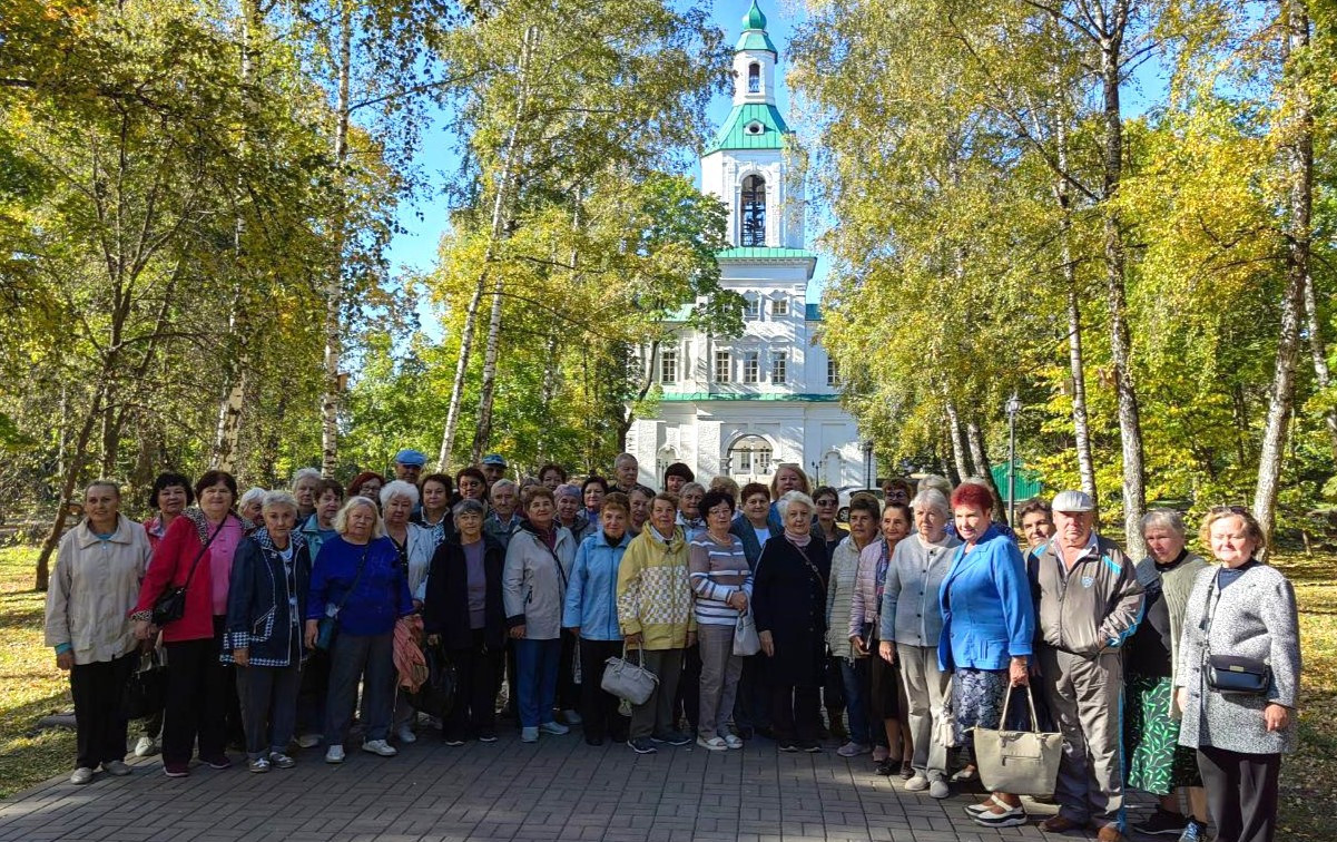 Ветераны предприятия «Оргсинтез» побывали в Богородицком дворце-музее