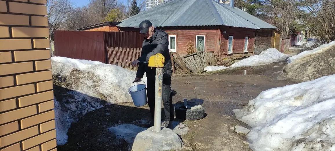 «Топим снег, а скоро и он исчезнет»: туляки несколько месяцев живут без воды
