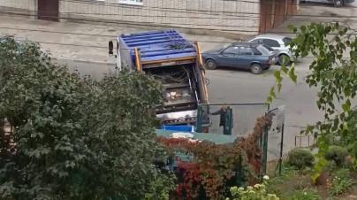 «Сопровождение Мусоргского!»: тулячка сняла воющую мусорную машину 
