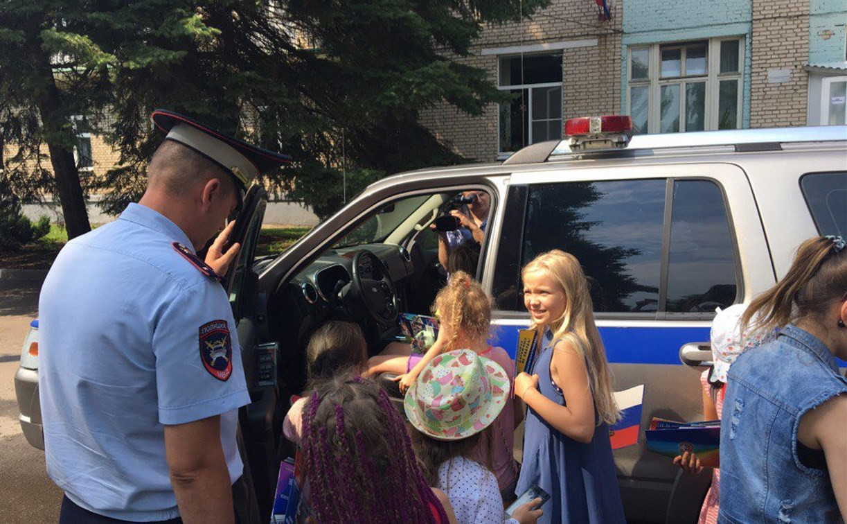 В новомосковском лагере сотрудники ГИБДД показали детям патрульные машины