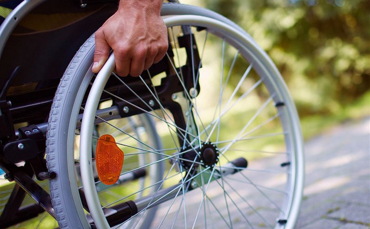 В Белёве коммунальщики засыпали двор дома инвалида-колясочника щебнем